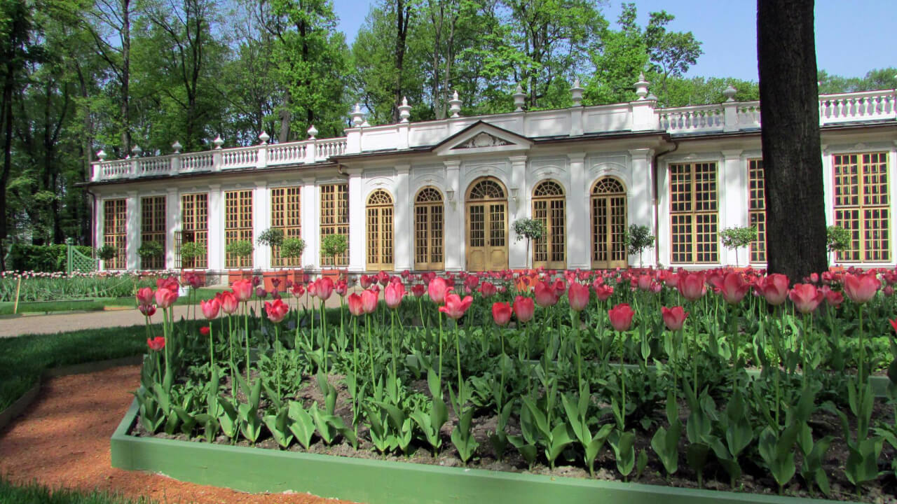 Малая оранжерея и Красный сад.