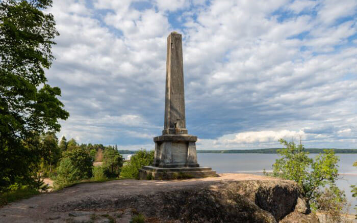 Обелиск братьям Броглио: фото.