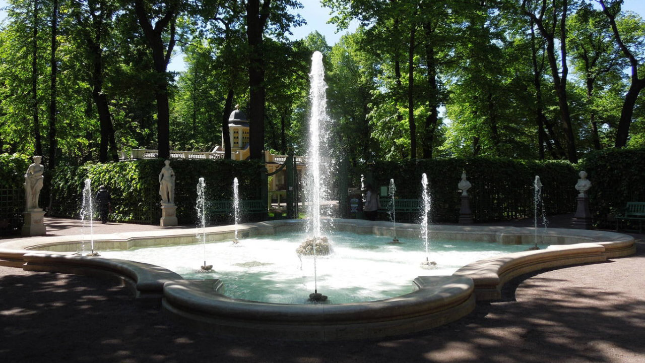 Площадка с Гербовым фонтаном.