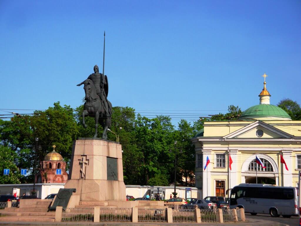 Памятник Александру Невскому.