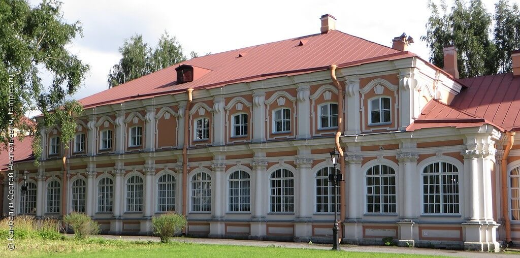 Семинарский корпус в лавре Александра невского.